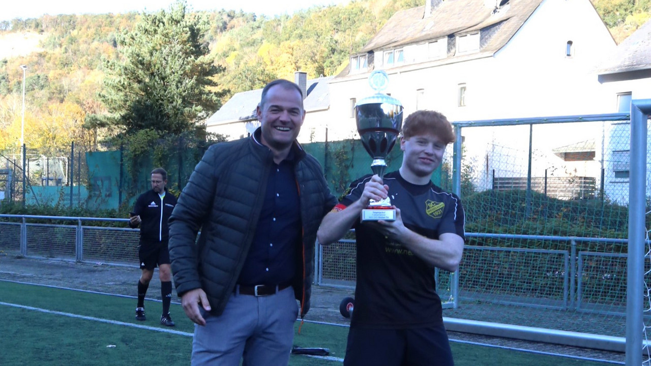 Der stellvertretende Direktor Dirk Roselt übergibt den Gewinnern den Wanderpokal der HöV.