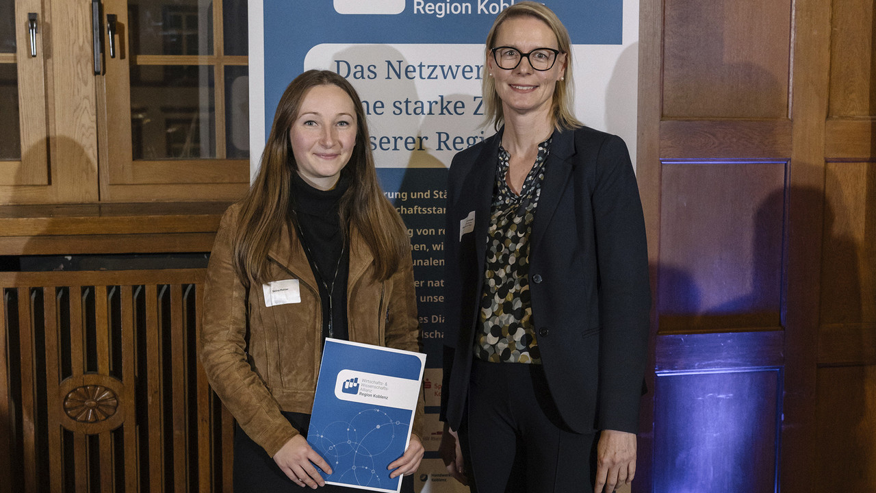 Preisträgerin Selina Mahler mit HöV-Direktorin Alice Schmidt.