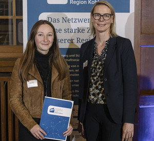 Preisträgerin Selina Mahler mit HöV-Direktorin Alice Schmidt.