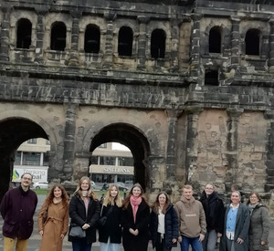 HöV-Dozentin Rita Göbel-Porz mit Studierenden vor der Porta Nigra in Trier.