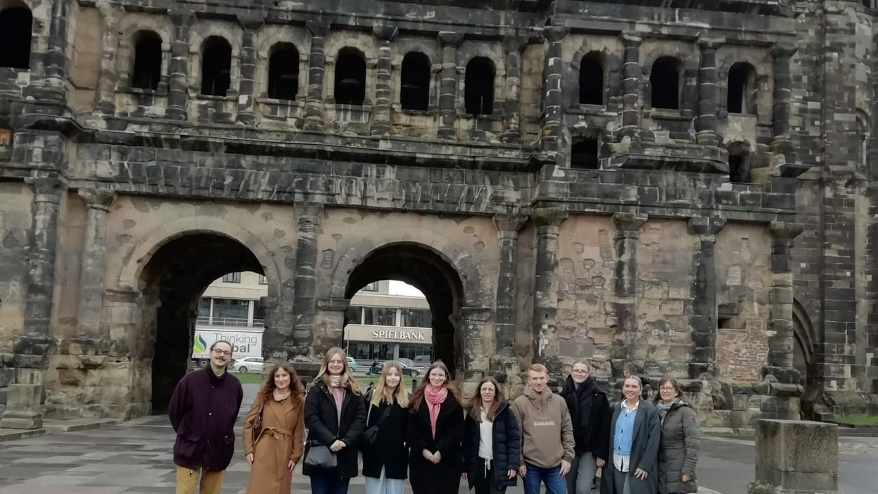 HöV-Dozentin Rita Göbel-Porz mit Studierenden vor der Porta Nigra in Trier.