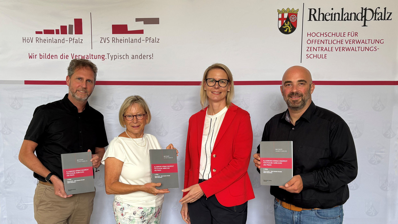 Offizielle Übergabe der zweiten Auflage des Verwaltungsrechts-Bandes an der Hochschule für öffentliche Verwaltung Rheinland-Pfalz