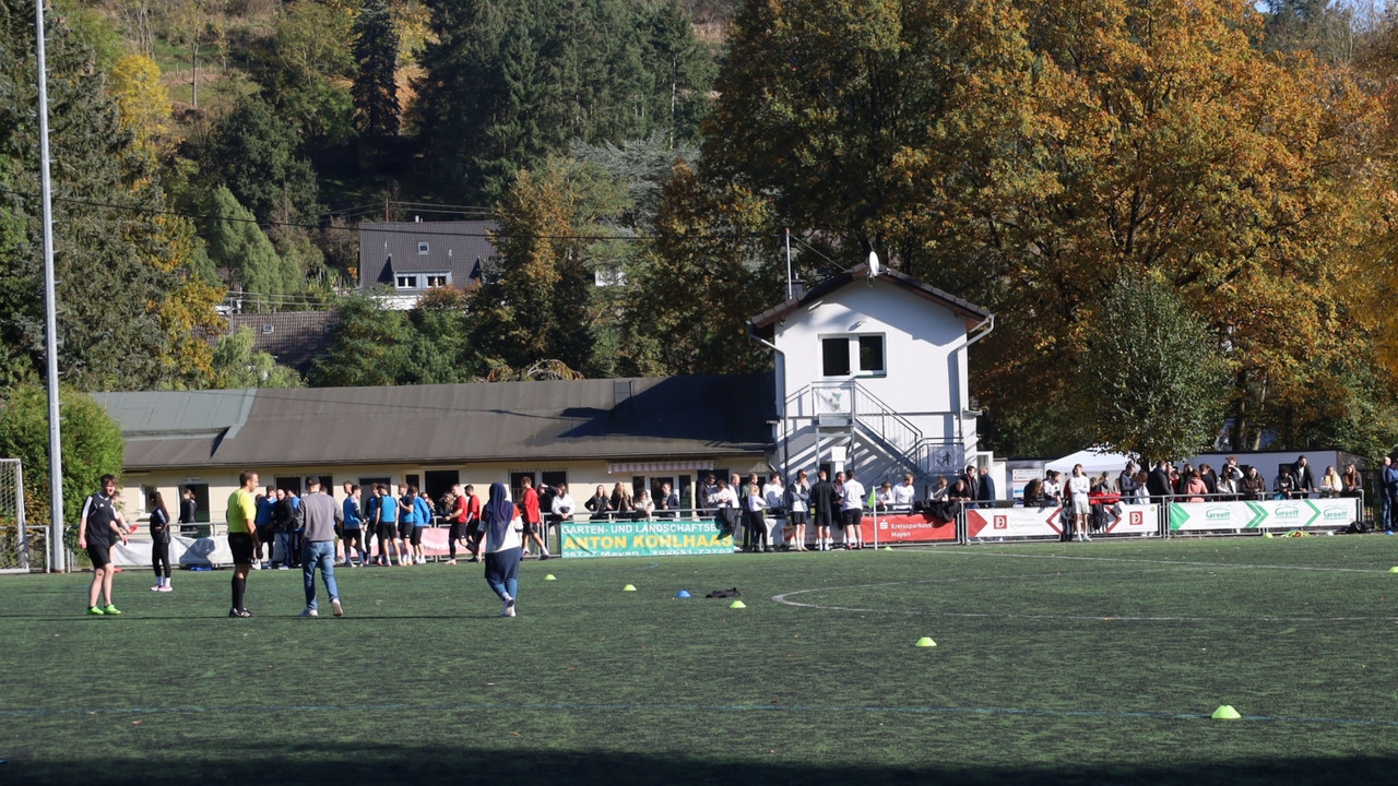 Zuschauer/innen und Spieler/innen beim HöV Fußballturnier.