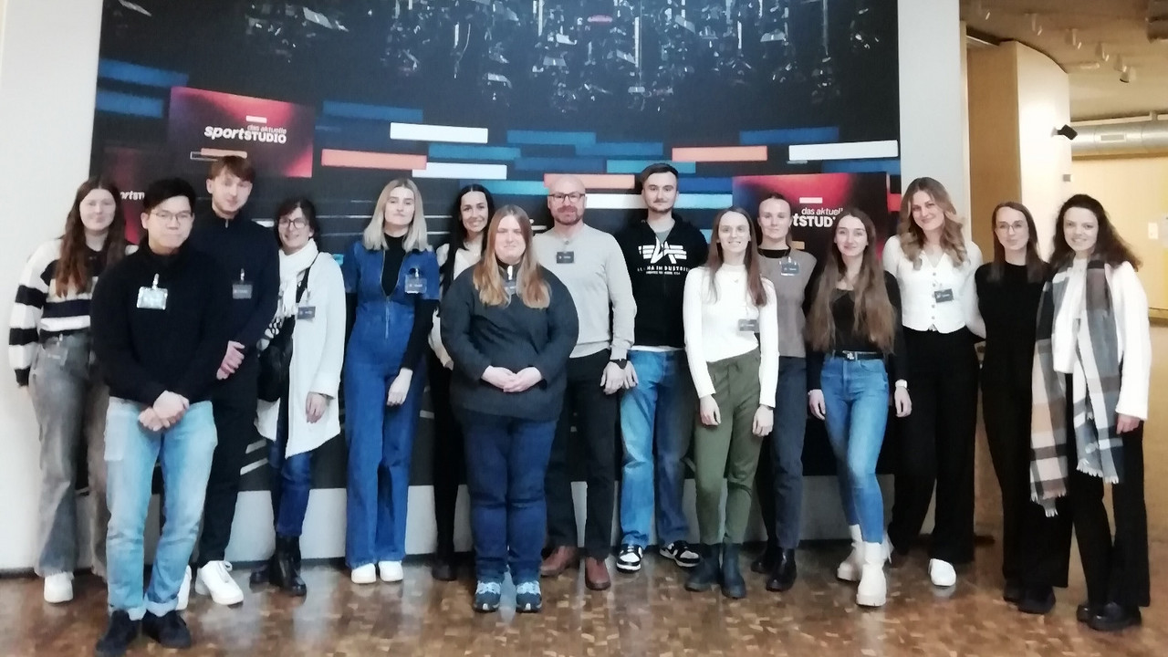 HöV Studierende mit Dozentin Rita Göbel-Porz beim ZDF.