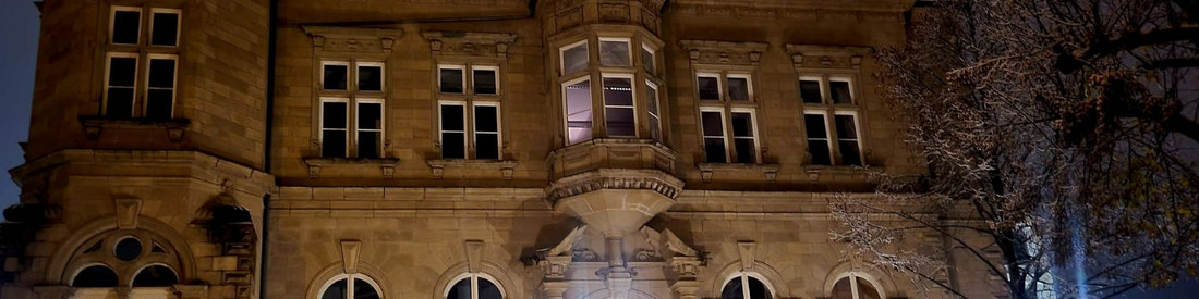 Hauptgebäude der HöV im Dunkeln.