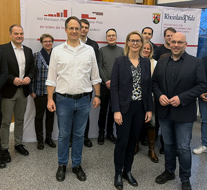 Gruppenfoto in der HöV RLP in Mayen zum Hochschulforum 2026: Direktorin Alice Schmidt steht mit Organisator und Dozent Christoph Buttner, Thomas Weimer vom Landesamt für Brand- und Katastrophenschutz sowie Dozierenden und Mitarbeitenden des LfBK zusammen.