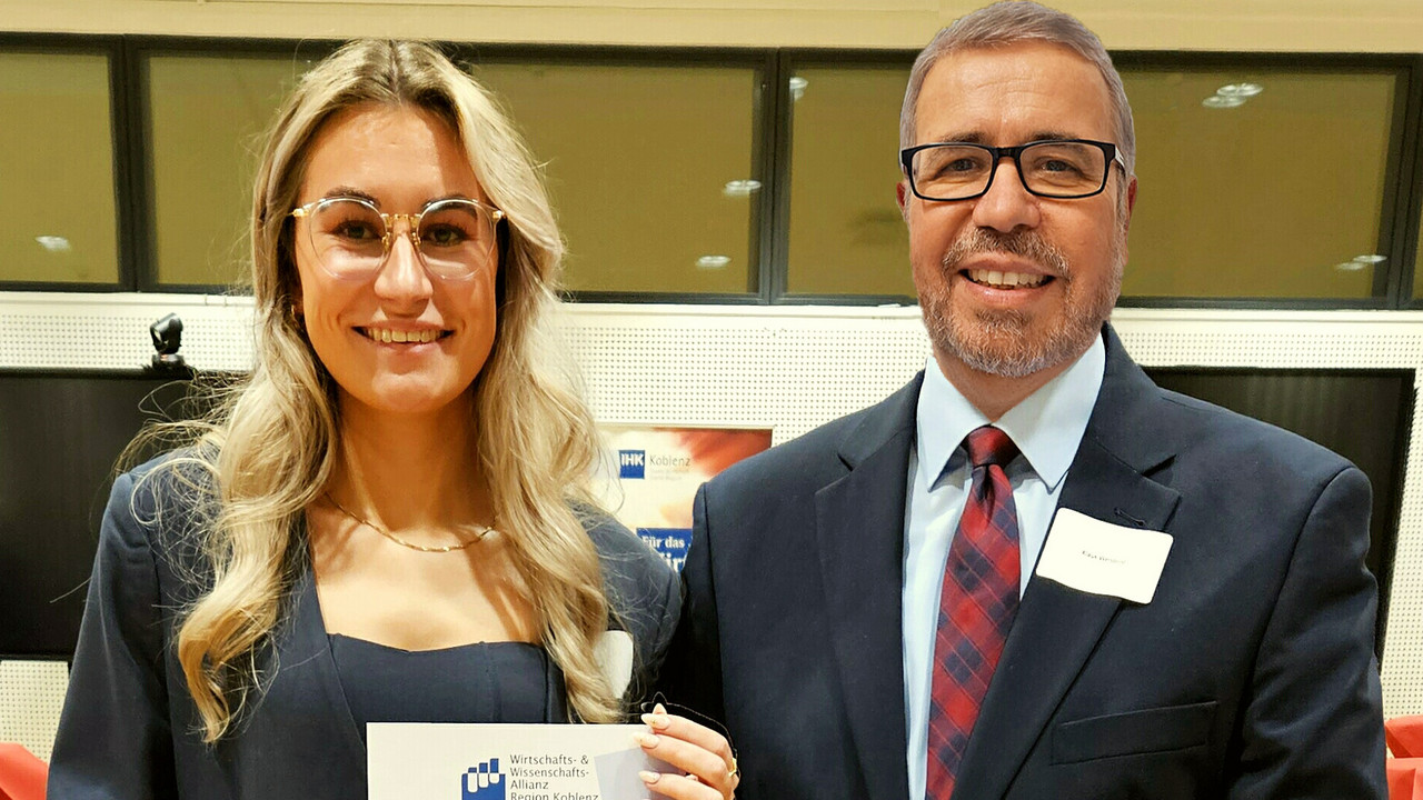 Preisträgerin Hannah Simon mit HöV-Direktor Klaus Weisbrod.