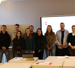 V. l. HöV-Studierende, Jan Druwe und Rabea Herrmann (Experten KommWis GmbH) und HöV-Dozent Frank Lenz.