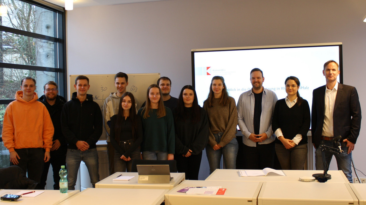 V. l. HöV-Studierende, Jan Druwe und Rabea Herrmann (Experten KommWis GmbH) und HöV-Dozent Frank Lenz.