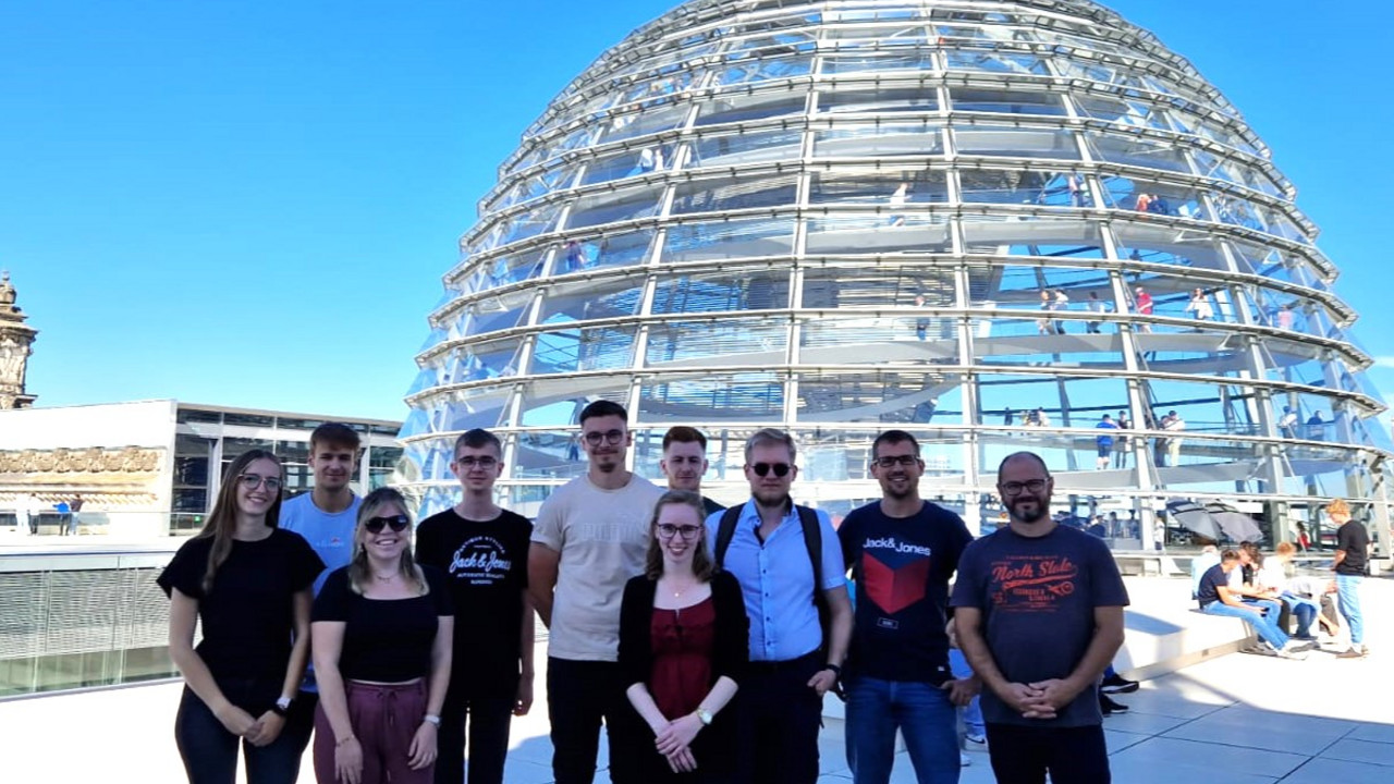 Studierende der HöV mit HöV-Dozent Frank Regnier vor der Bundestags Kuppel.