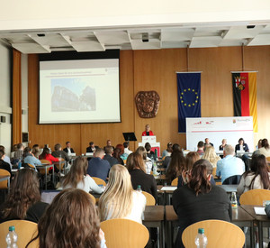 Direktorin Alice Schmidt bei Ihrer Ansprache bei der Ausbildungsleiter/-innen Konferenz in der Aula der HöV.