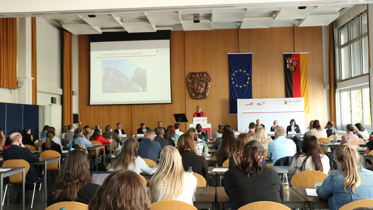 Direktorin Alice Schmidt bei Ihrer Ansprache bei der Ausbildungsleiter/-innen Konferenz in der Aula der HöV.
