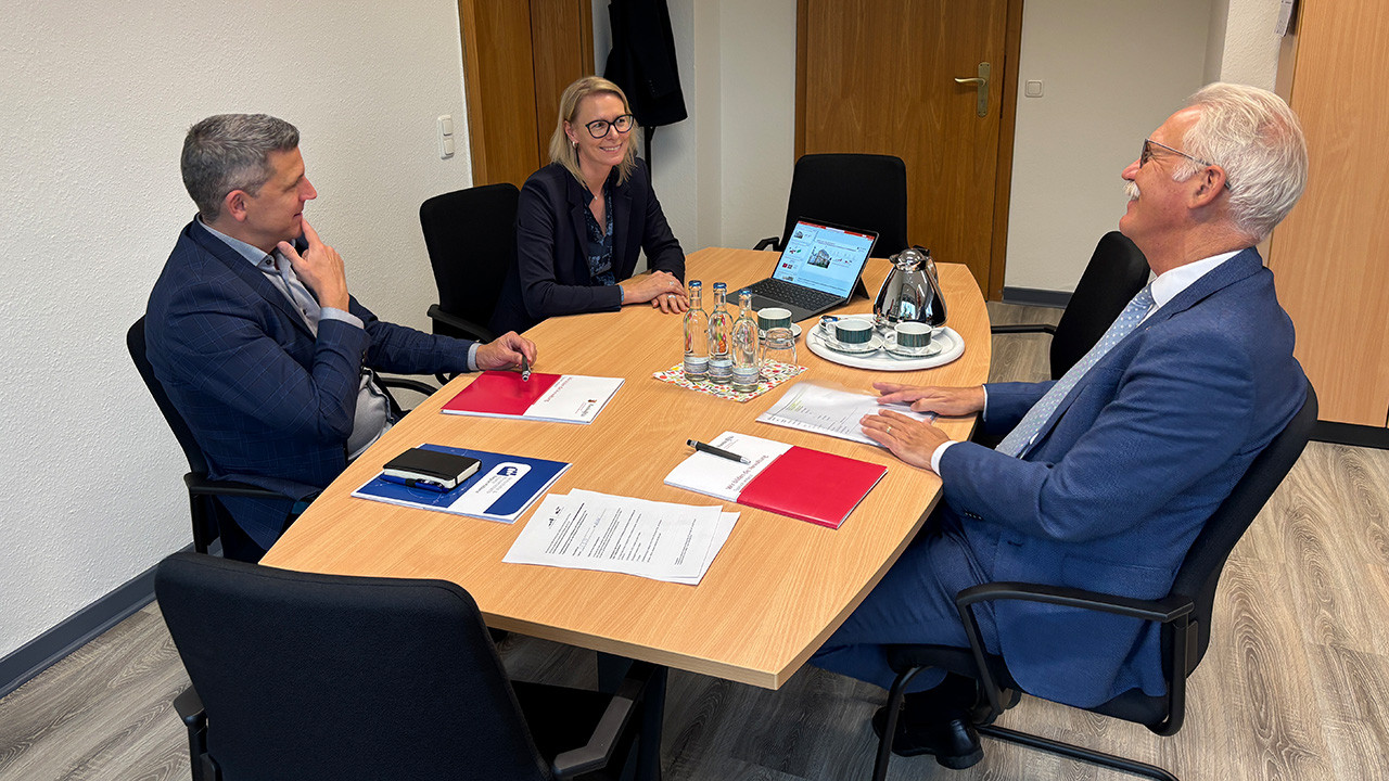 Alice Schmidt, Direktorin der HöV, im Gespräch mit Arne Rössel und Fabian Göttlich am Tisch in ihrem Büro.