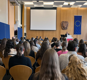 Prof. Dr. Ralf Geis steht in der Aula der HöV Rheinland-Pfalz und spricht über Digitalisierung und Verfassungsrecht.