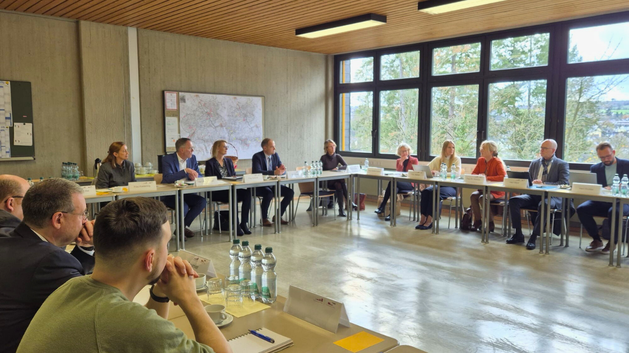 Teilnehmende der gemeinsamen Kuratoriumssitzung der HöV und ZVS Rheinland-Pfalz sitzen an Tischen in einem Besprechungsraum und diskutieren über die Projekte und Entwicklungen des Jahres 2025.