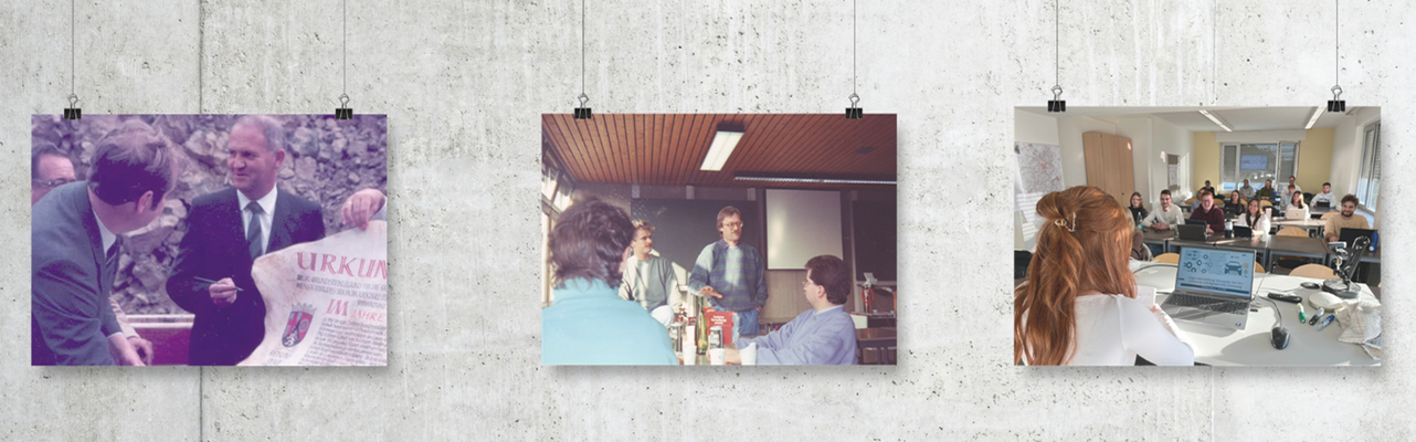 Fotocollage Jubiläum 2026 Wandmotiv Drei Fotos hängen mit Klammern vor einer hellen Betonwand. Links ist eine historische Szene mit einer Urkundenübergabe zu sehen, in der Mitte eine ältere Unterrichts- oder Besprechungssituation, rechts ein aktueller Lehrsaal mit Teilnehmenden und einer Studierenden im Vordergrund