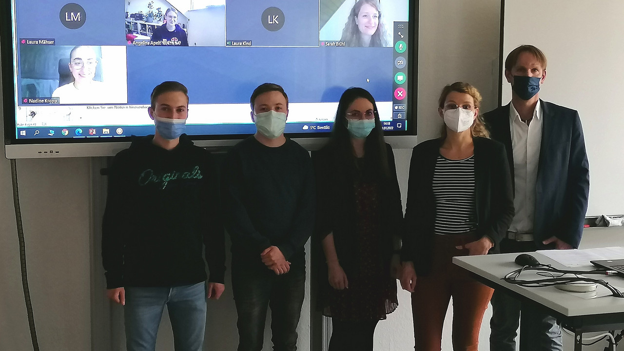 Foto: Julia Maurer, Marie Luise Selzer,  Frank Lenz sowie weitere Studierende sowie Vertreterinnen der rheinland-pfälzischen Digitalisierungsnetzwerke