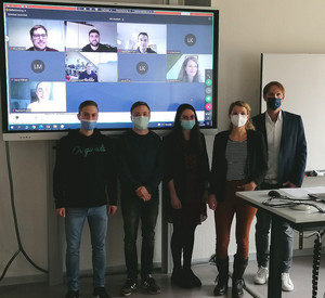 Foto: Julia Maurer, Marie Luise Selzer,  Frank Lenz sowie weitere Studierende sowie Vertreterinnen der rheinland-pfälzischen Digitalisierungsnetzwerke