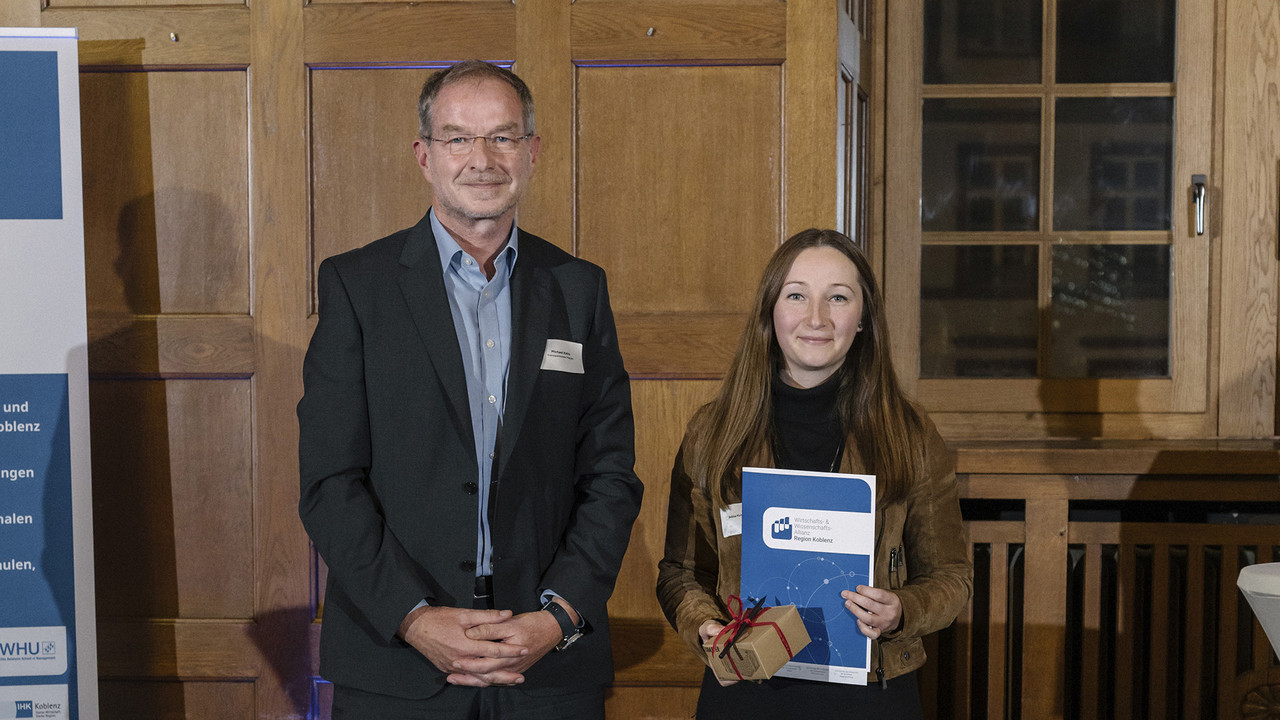 Michael Kaltz (stellv. Vorstandsmitglied KSK Mayen) mit der Preisträgerin Selina Mahler.