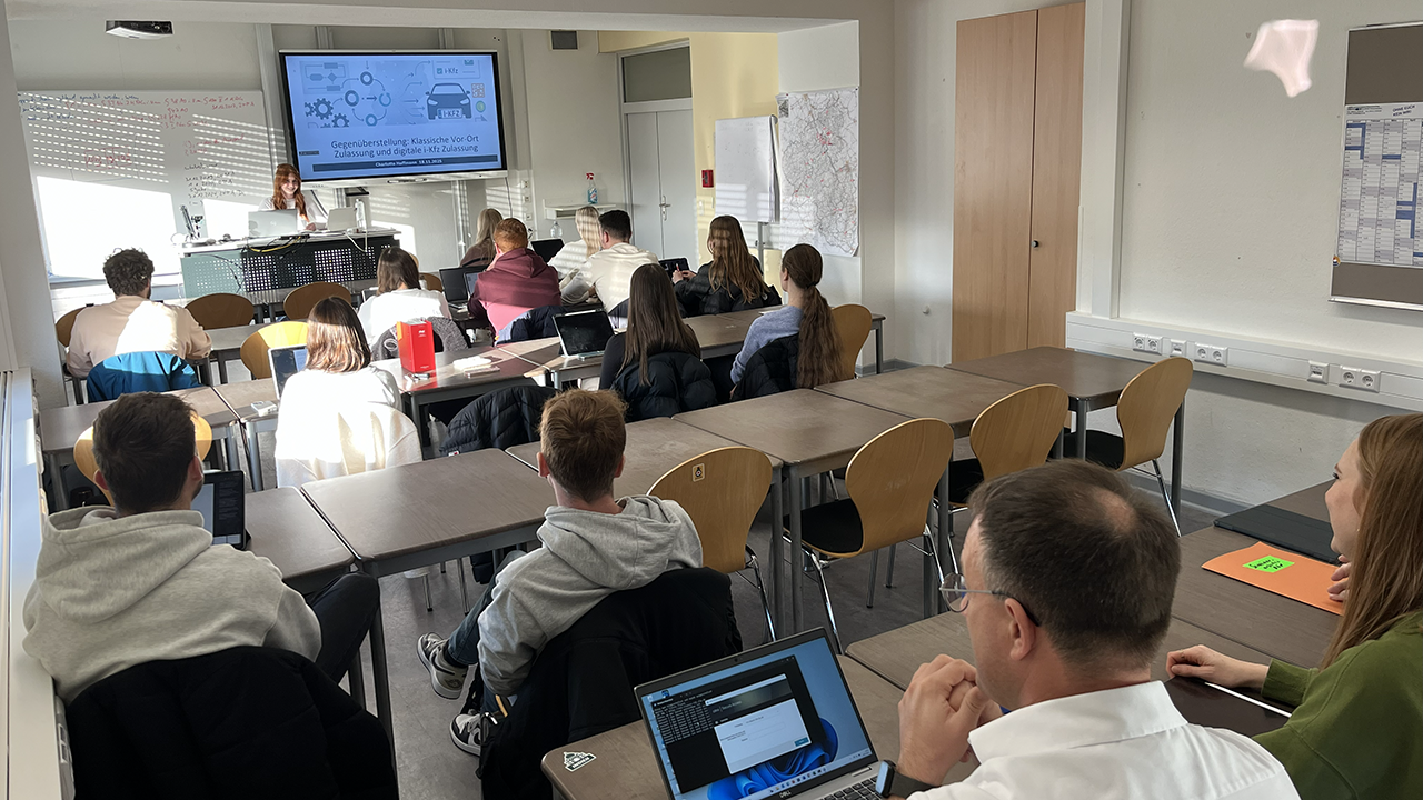 Studierende der HöV RLP präsentieren im Seminar Organisationsmanagement ihre Ergebnisse vor Mitarbeitenden der Kreisverwaltung Mayen Koblenz in einem Seminarraum.