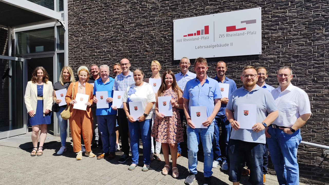 Gruppenfoto der Teilnehmenden an der Fortbildungsqualifizierung nach A 11 mit der Dozentin Dr. Martina Ludwig und den Dozenten Andreas Mattlener und Christoph Fournier.