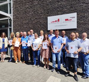 Gruppenfoto der Teilnehmenden an der Fortbildungsqualifizierung nach A 11 mit der Dozentin Dr. Martina Ludwig und den Dozenten Andreas Mattlener und Christoph Fournier.