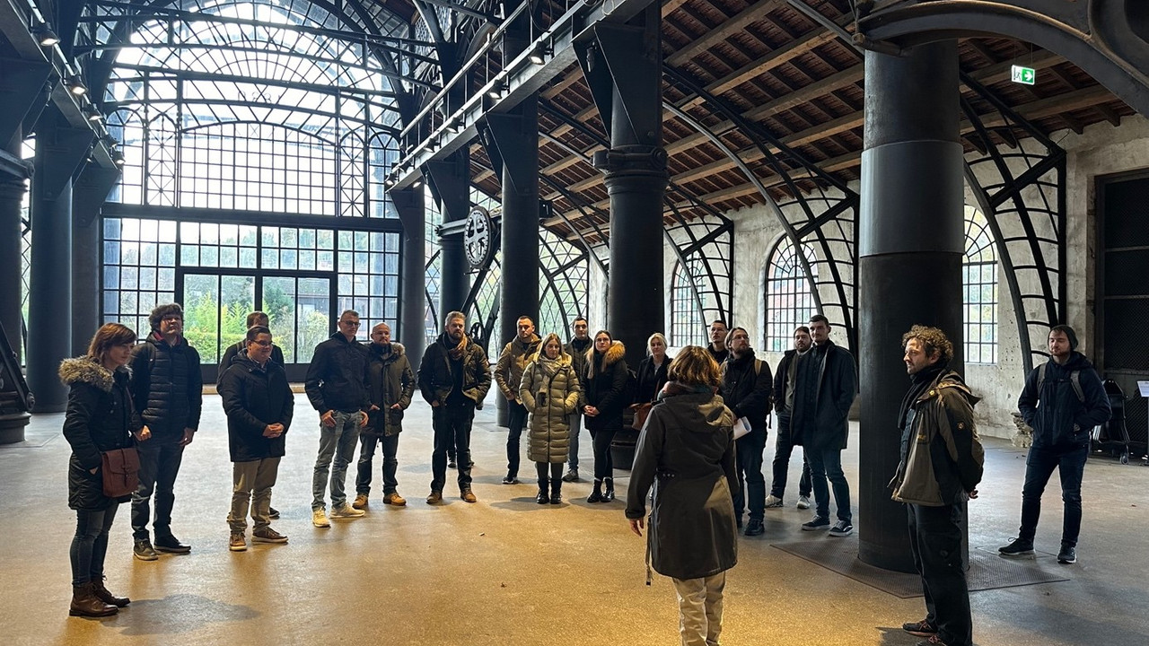 Studierende der HöV mit Museumsleiterin Barbara Friedhofen und dem Vorstandsvorsitzenden der Stiftung Sayner Hütte Dr. Björn Rodday in der Gießhalle der Sayner Hütte, ein Industriedenkmal von Weltrang. Das gusseiserne Tragwerk der Halle gilt als Prototyp einer industriellen Bauepoche mit einer atemberaubenden Architektur.