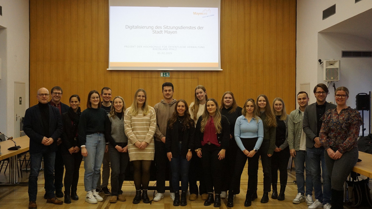 HöV-Studierende zu Besuch im Sitzungssaal der Stadt Mayen.