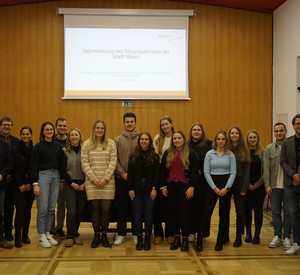 HöV-Studierende zu Besuch im Sitzungssaal der Stadt Mayen.