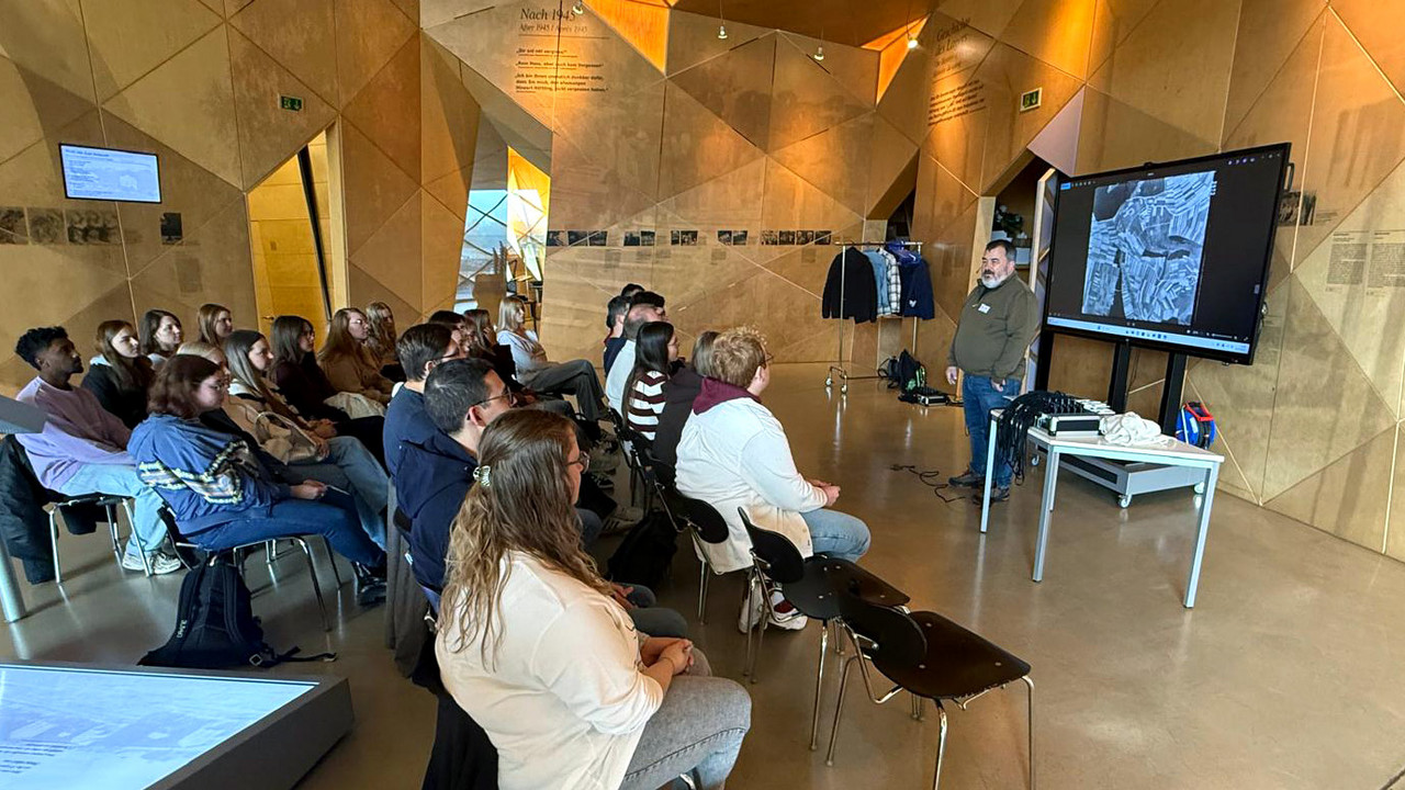 Georg Mertes spricht im Dokumentationszentrum der Gedenkstätte KZ Hinzert vor Studierenden der Hochschule für öffentliche Verwaltung Rheinland-Pfalz, die auf Stühlen zuhören.