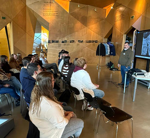 Georg Mertes spricht im Dokumentationszentrum der Gedenkstätte KZ Hinzert vor Studierenden der Hochschule für öffentliche Verwaltung Rheinland-Pfalz, die auf Stühlen zuhören.