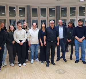 Gruppenfoto von Studierenden und Vertretenden der Verbandsgemeindeverwaltung Kaisersesch in einem Ratssaal.