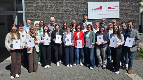 24 Teilnehmende schließen zentrale überfachliche Qualifizierung für das Statusamt A 10 ab