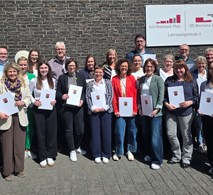 Gruppenfoto der Absolventinnen und Absolventen der Qualifizierung für A 10 mit Urkunden vor dem Lehrsaalgebäude II der HöV Rheinland-Pfalz in Mayen.