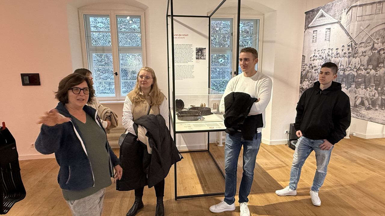 HöV-Studierende mit Barbara Friedhofen in der Kunstgussgalerie, welche einen ersten Einblick in die Produktpalette der Sayner Hütte und ihrer "Schwesterbetriebe" in Gleiwitz und Berlin gibt.