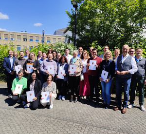 Gruppenfoto der Teilnehmenden an der Fortbildungsqualifizierung nach A 11 und HöV-Dozenten.