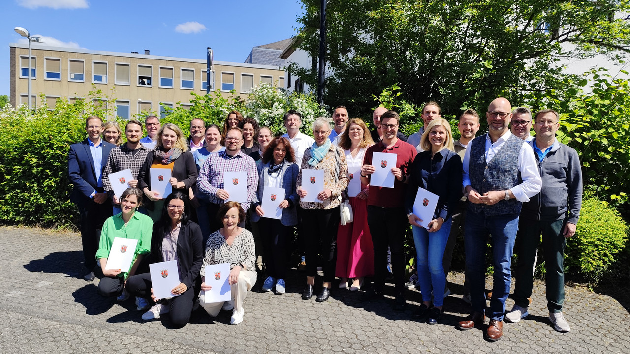 Gruppenfoto der Teilnehmenden an der Fortbildungsqualifizierung nach A 11 und HöV-Dozenten.