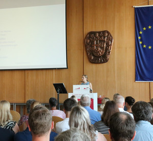 Dr. med. Maren Kosak während Ihrem Vortrag in der Aula der HöV/ZVS.