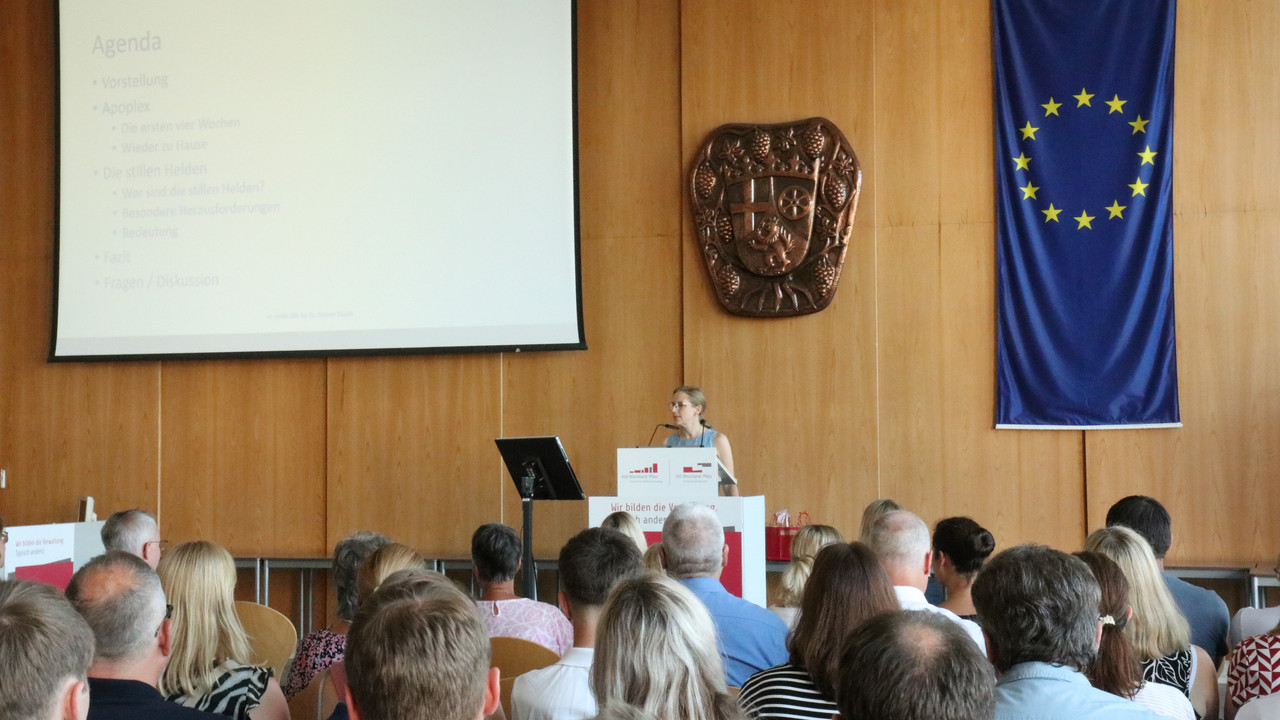 Dr. med. Maren Kosak während Ihrem Vortrag in der Aula der HöV/ZVS.