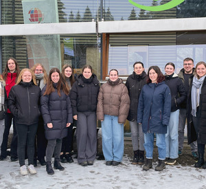 ruppe von Studierenden der HöV Rheinland-Pfalz mit Nationalparkranger Dirk Paul (1.v.r.) vor dem Nationalpark-Tor am Erbeskopf.