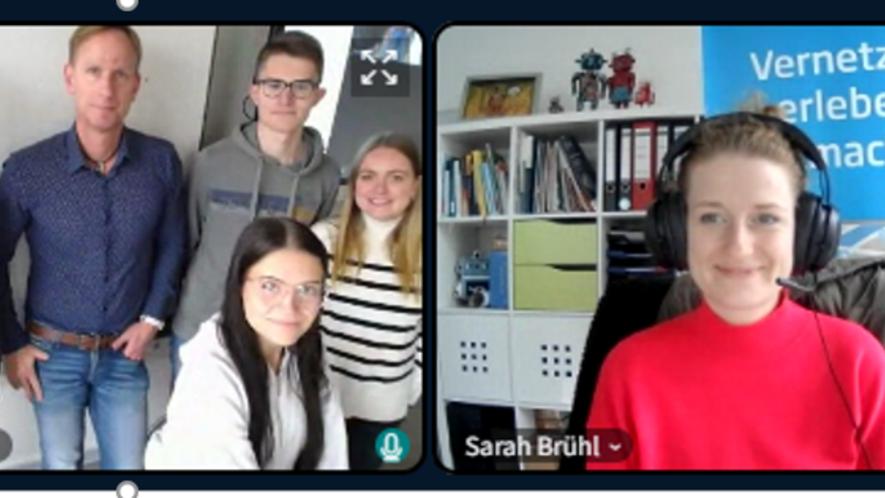 HöV- Dozent Frank Lenz mit Studierenden sowie Sarah Brühl (Netzwerkkoordinatorin „Digitale Dörfer“ der VGV Betzdorf-Gebhardshain).