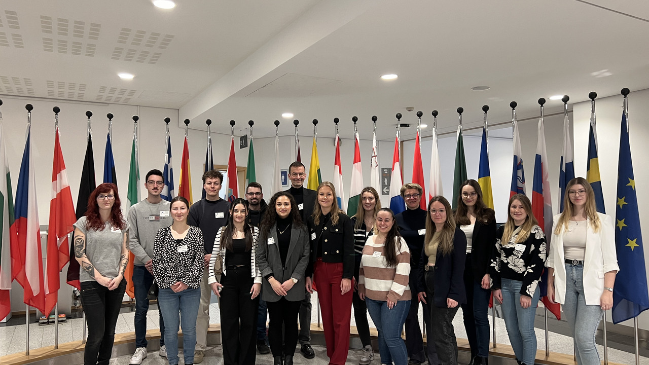 HöV-Studierende mit Dozentin Dr. Anja Ehlers und Dozent Michael Eckhardt im Europäischen Parlament.