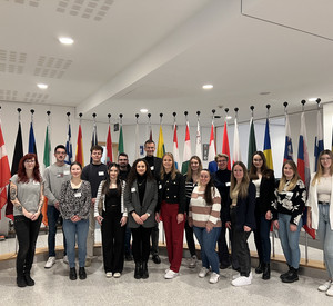 HöV-Studierende mit Dozentin Dr. Anja Ehlers und Dozent Michael Eckhardt im Europäischen Parlament.