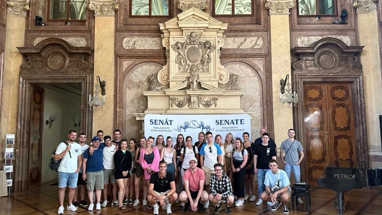 Dozent Joachim Weiler und Studierende der HöV im Palais Waldstein, dem Sitz des Senats des Parlaments der Tschechischen Republik.