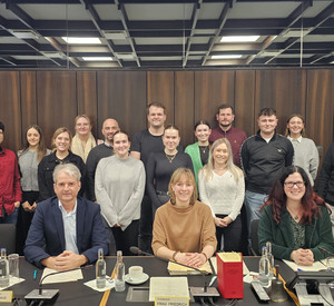 Studierende der HöV Rheinland-Pfalz stehen mit ihren Dozierenden sowie Mitgliedern des Kreisrechtsausschusses des Westerwaldkreises hinter einem Konferenztisch in Montabaur.