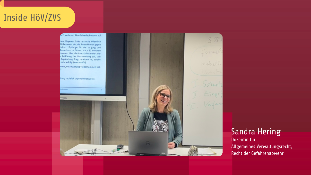 Portraitaufnahme Sandra Hering auf grafischem roten Hintergrund, darauf steht: Dozentin für Allgemeines Verwaltungsrecht, Recht der Gefahrenabwehr,  oben links in der Ecke: Banner mit der Aufschrift Inside HöV/ZVS