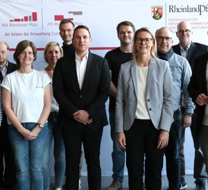 Gruppenfoto mit Josip Jagatic, HöV-Direktorin Alice Schmidt, stellv. Direktor Dirk Roselt, Verwaltungsleiterin Waltraud Leich und Kolleginnen und Kollegen aus den Studiengebieten.