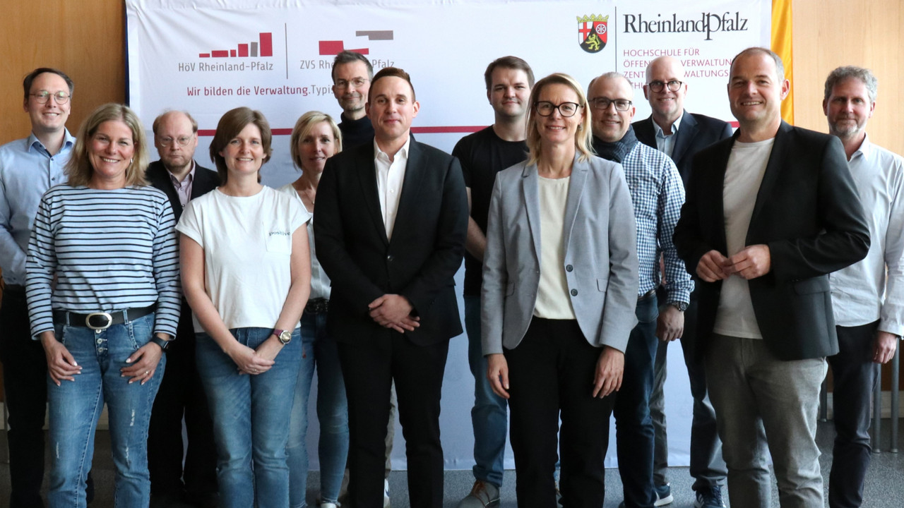 Gruppenfoto mit Josip Jagatic, HöV-Direktorin Alice Schmidt, stellv. Direktor Dirk Roselt, Verwaltungsleiterin Waltraud Leich und Kolleginnen und Kollegen aus den Studiengebieten.