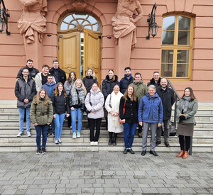 Von rechts nach links Stephanie Hengstwerth (Referentin beim FM), HöV-Dozent Thomas Schäfer, Michael Eichbauer (Mitarbeiter FM), Dr. Walter Müller (Referent FM), HöV-Dozent Sebastian Hermann und Pia Richter (Mitarbeiterin FM) mit HöV-Studierenden vor dem Landtag.