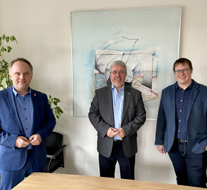 Anlage 1: Bürgermeister Mike Weiland, Direktor Klaus Weisbrod und Dozent Manuel Minor (Foto: HöV Mayen)